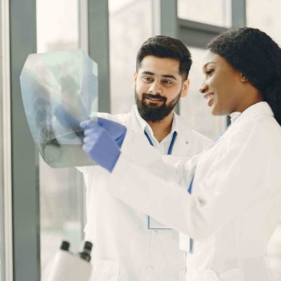 Imagen representativa de un equipo médico atendiendo una urgencia con rapidez y profesionalismo.