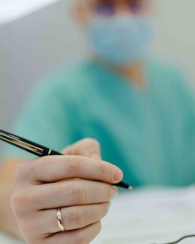 profesional en acción, simbolizando confianza y experiencia en el cuidado del paciente.