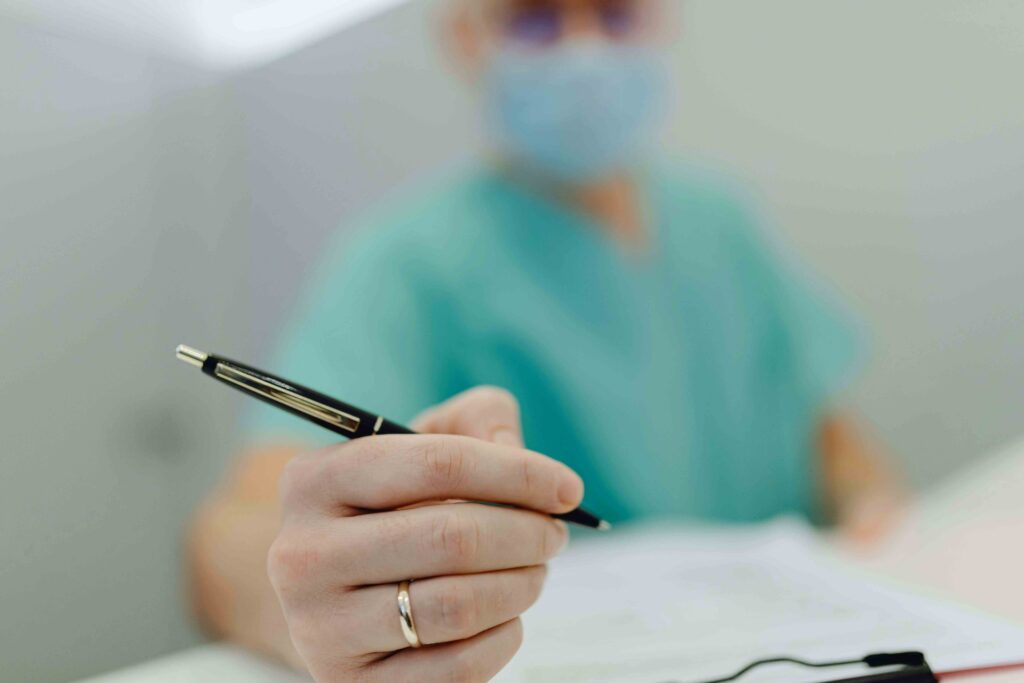 profesional en acción, simbolizando confianza y experiencia en el cuidado del paciente.