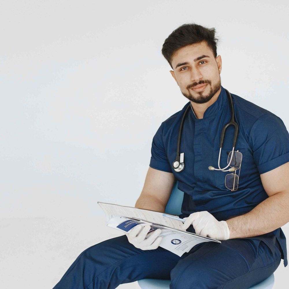 Fotografía de un profesional en acción, simbolizando confianza y experiencia en el cuidado del paciente.