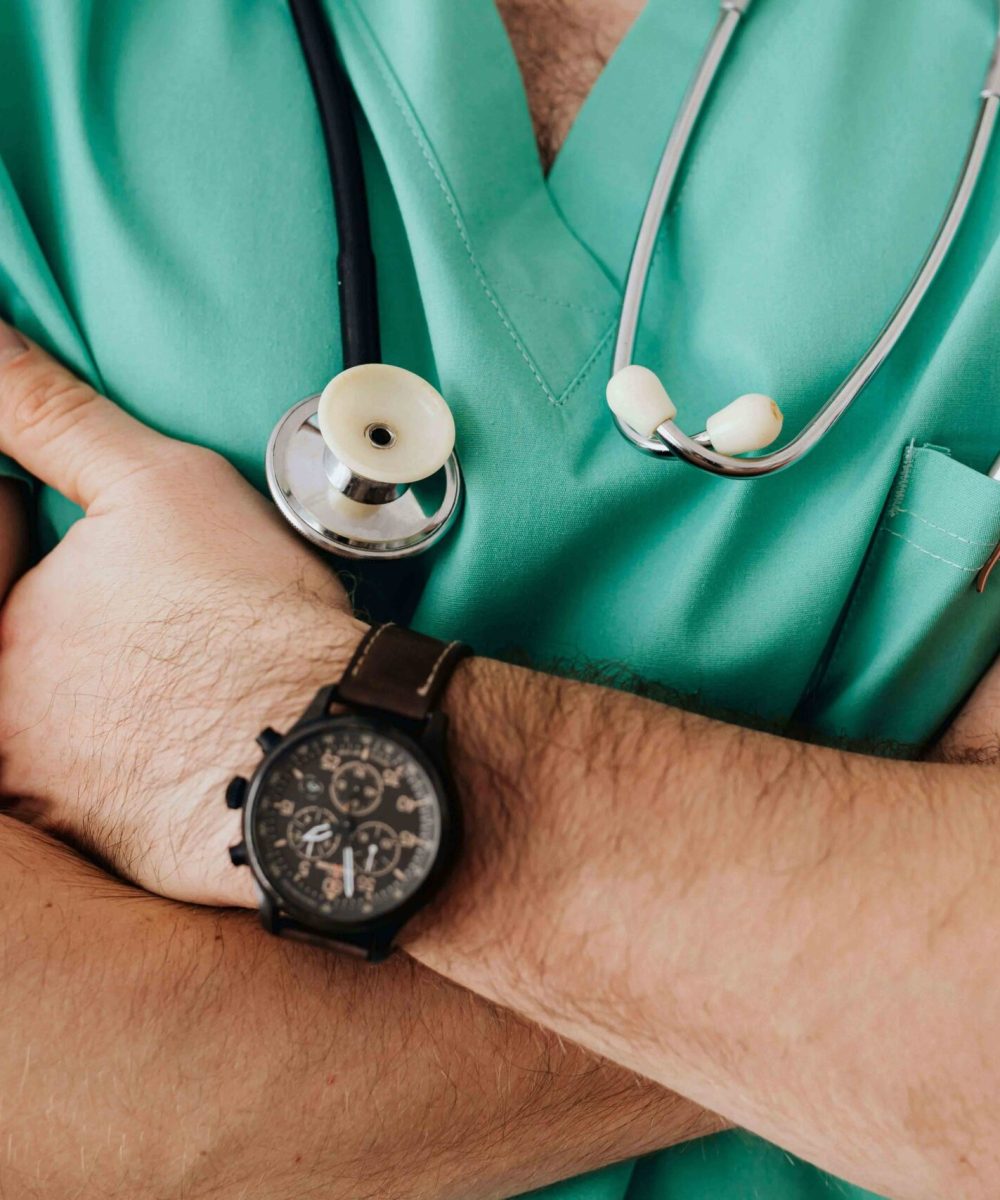 Fotografía de un profesional en acción, simbolizando confianza y experiencia en el cuidado del paciente.